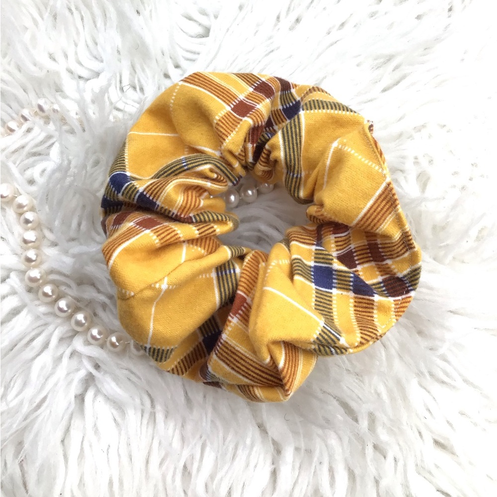 👩‍🦱 4 for $16 SCRUNCHIE ( golden plaid ) MATCH WITH YOUR FUR BABY 💕
